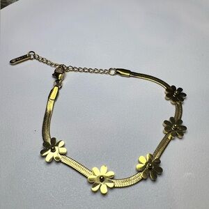 Stainless steel NEW 18k gold plated daisy bracelet 6.25” + 2” length